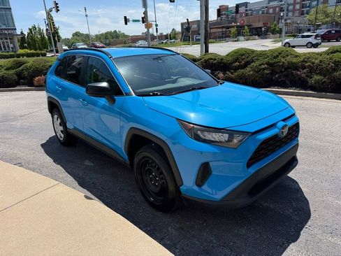 Used 2020 Toyota RAV4 LE FWD image 3