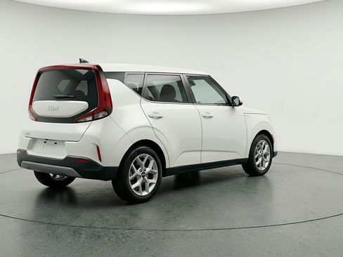 Used 2025 Kia Soul LX w/ LX Technology Package FWD image 9