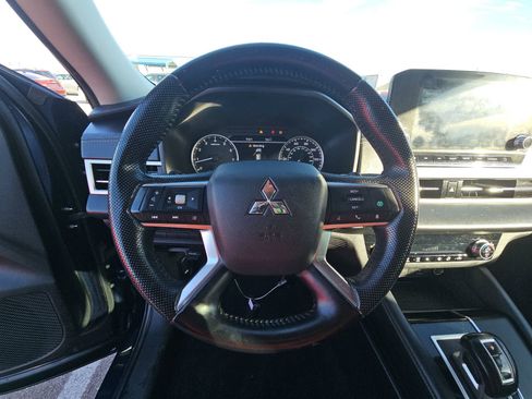 Used 2022 Mitsubishi Outlander SE image 8