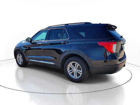 Used 2022 Ford Explorer XLT AWD/4WD image 3