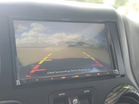 Used 2015 Jeep Wrangler Unlimited Sahara w/ Connectivity Group image 28