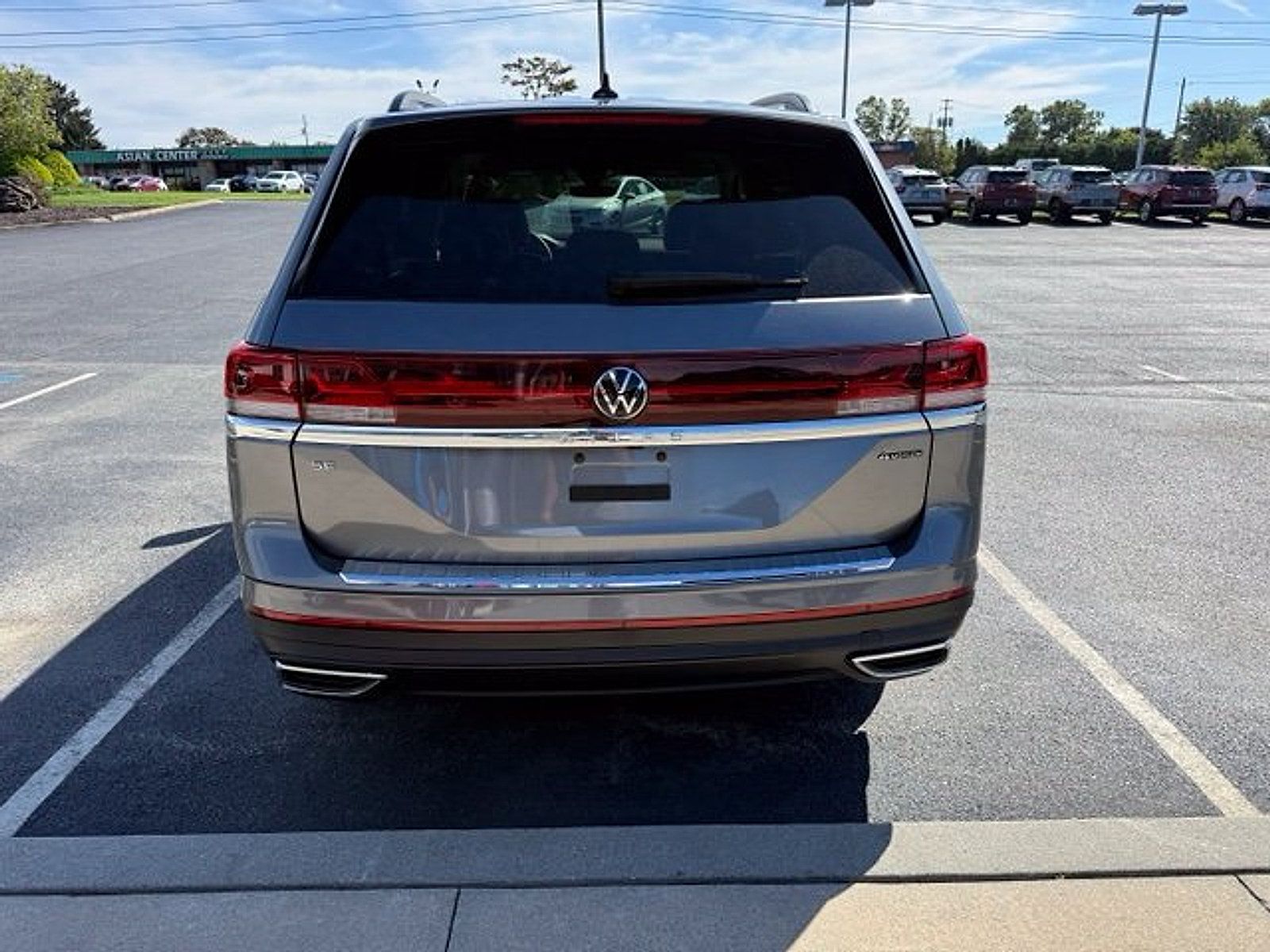 Used 2024 Volkswagen Atlas SE AWD/4WD image 7