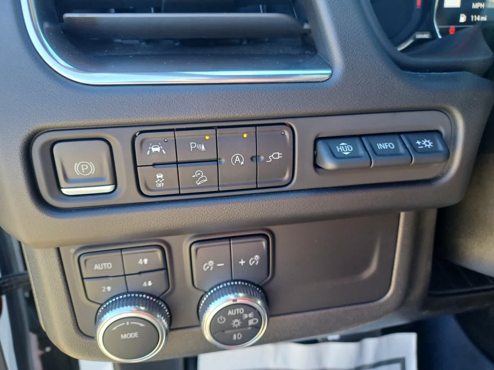 Used 2021 GMC Yukon AT4 w/ AT4 Premium Package AWD/4WD image 17