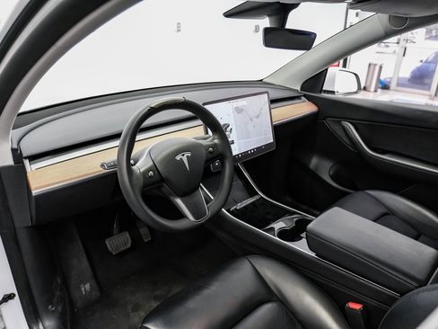 Used 2021 Tesla Model Y Long Range image 3