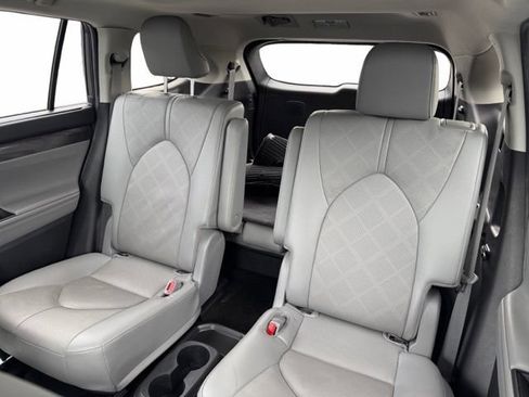 Used 2023 Toyota Highlander Platinum AWD/4WD image 11