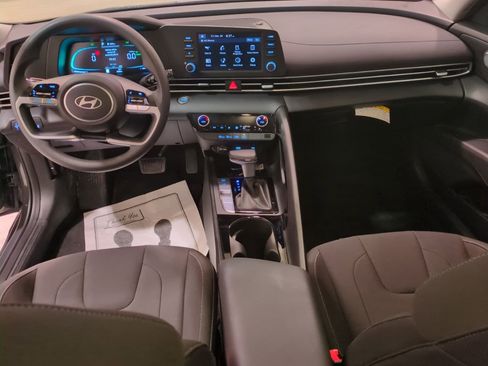 Used 2025 Hyundai Elantra Blue image 16