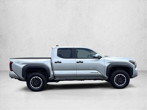 Certified 2025 Toyota Tacoma TRD Off-Road AWD/4WD image 4