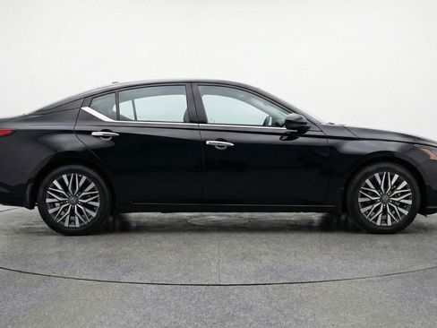 Used 2025 Nissan Altima 2.5 SV FWD image 8