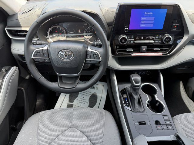 Used 2025 Toyota Highlander LE FWD image 10