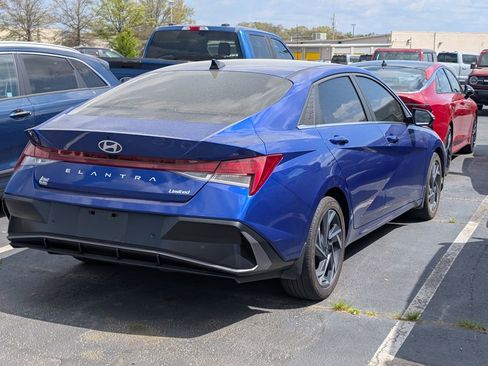Used 2024 Hyundai Elantra Limited image 3