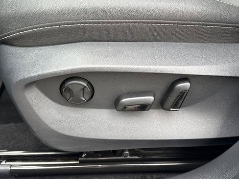 Certified 2025 Volkswagen Taos SE image 13