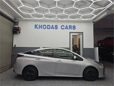 Used 2022 Toyota Prius LE FWD image 5