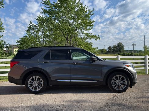 Used 2021 Ford Explorer XLT w/ Equipment Group 202A image 2