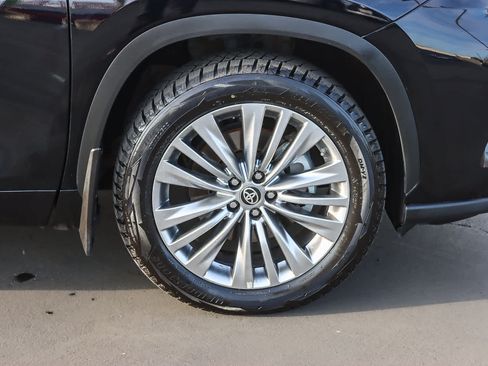 Used 2024 Toyota Highlander Platinum image 9