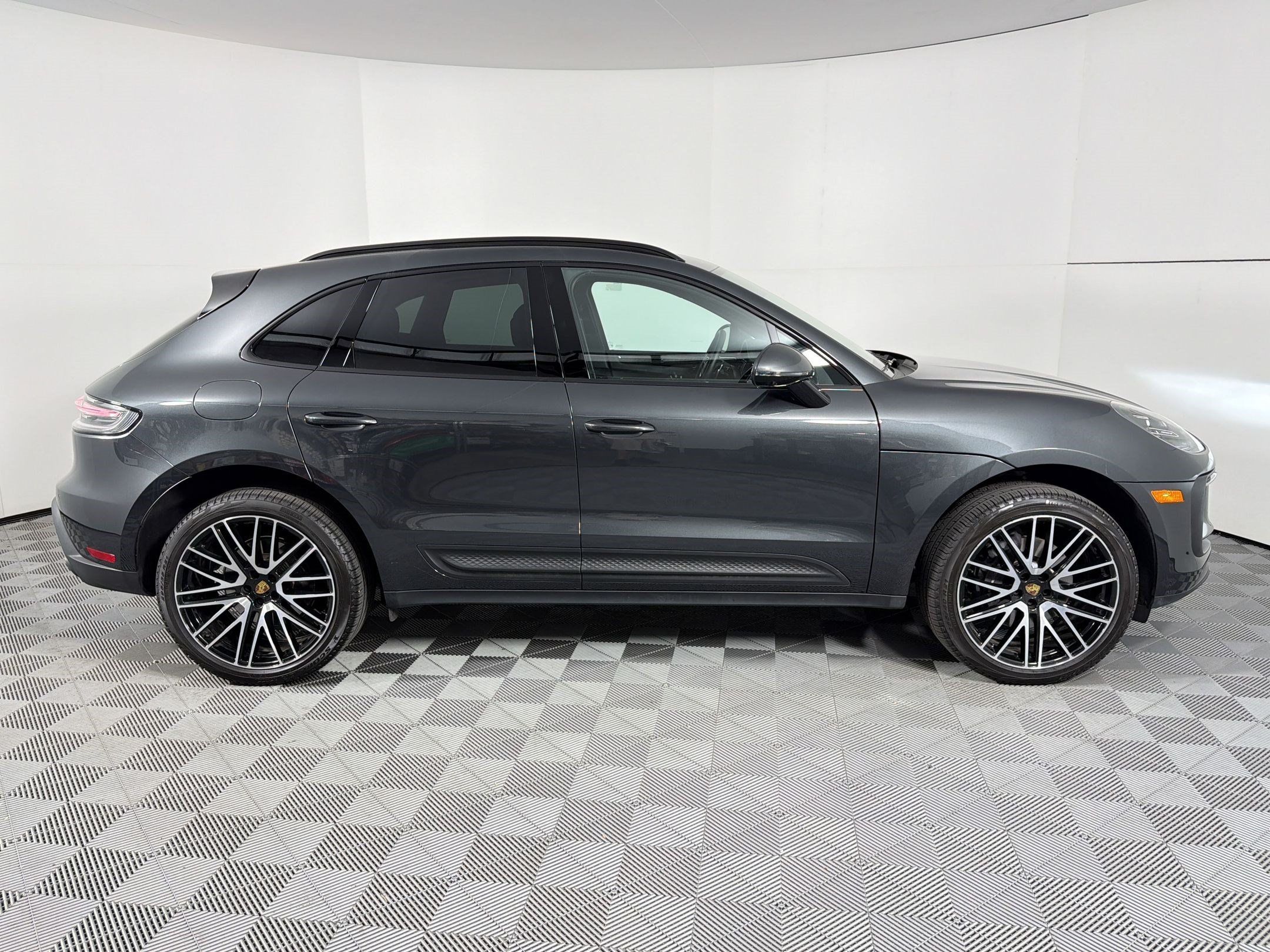 Certified 2026 Porsche Macan AWD/4WD image 8