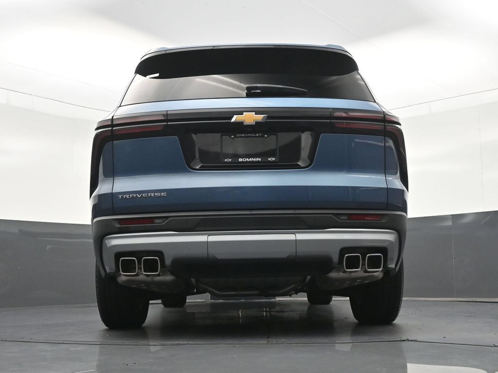 Used 2025 Chevrolet Traverse LT w/ Driver Confidence Package FWD image 32