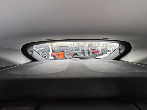 Used 2025 Chevrolet Trax LT w/ Driver Confidence Package image 36