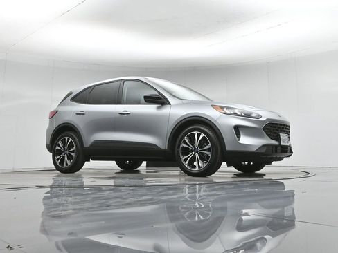 Used 2022 Ford Escape SE w/ SE Sport Appearance Package image 4