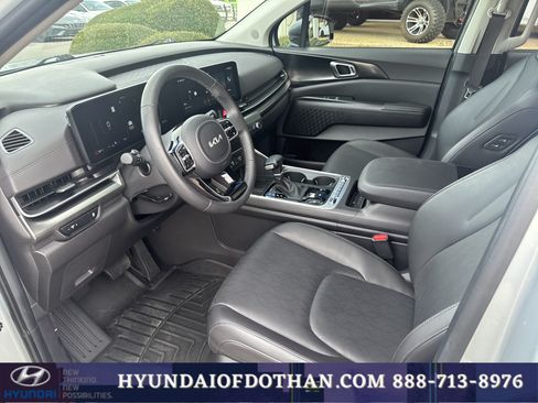 Used 2025 Kia Carnival SX FWD image 5