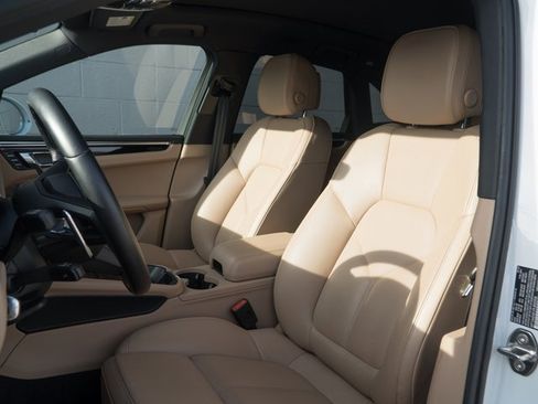 Certified 2023 Porsche Macan Turbo image 5