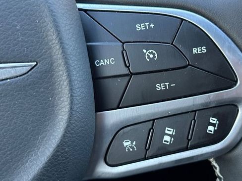 Used 2025 Chrysler Pacifica Select image 26