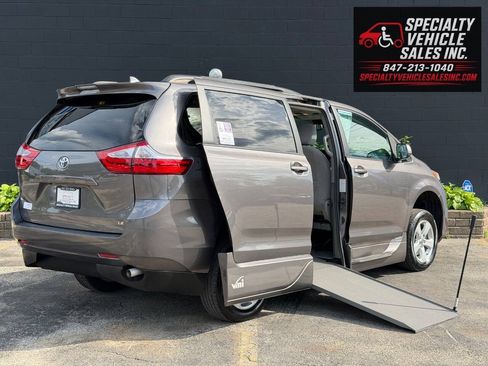 Used 2018 Toyota Sienna LE FWD image 1