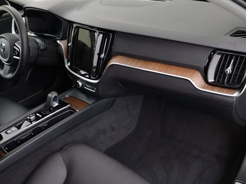 Used 2025 Volvo V60 B5 Cross Country Plus image 19