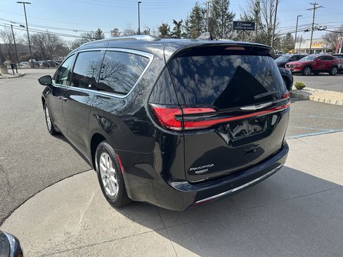 Used 2021 Chrysler Pacifica Touring-L image 5
