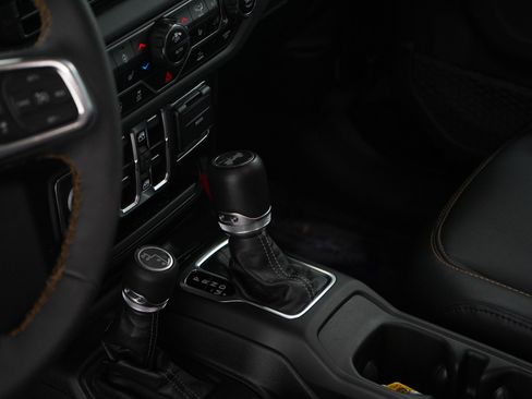 Used 2024 Jeep Wrangler Sahara image 23