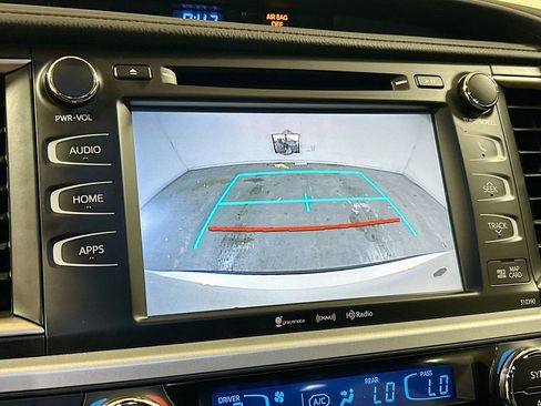 Used 2019 Toyota Highlander XLE FWD image 12