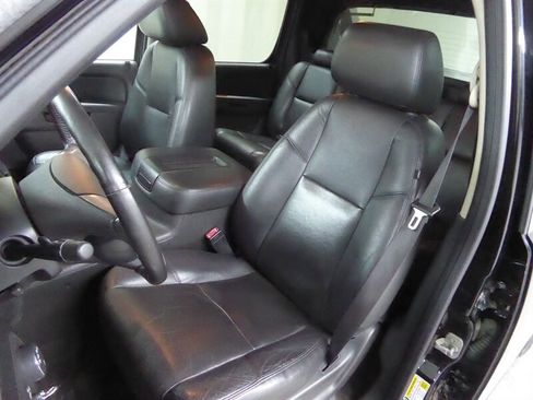 Used 2013 Chevrolet Avalanche LTZ image 18