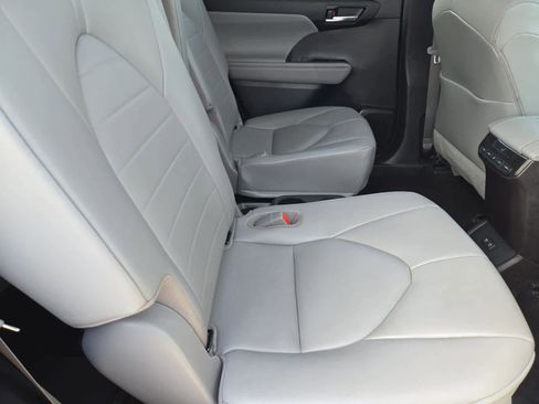 Used 2021 Toyota Highlander XLE image 20