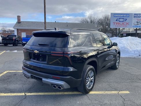 Used 2025 Chevrolet Traverse LT image 7