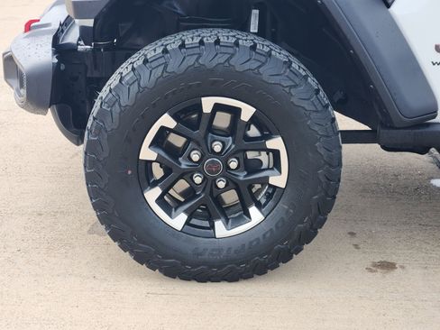 Used 2024 Jeep Wrangler Rubicon w/ Technology Group image 11