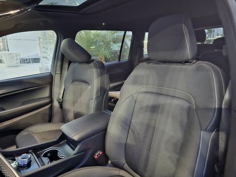 New 2025 Jeep Grand Cherokee L Laredo image 22