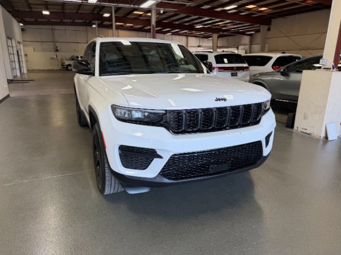 Used 2024 Jeep Grand Cherokee Altitude AWD/4WD image 6