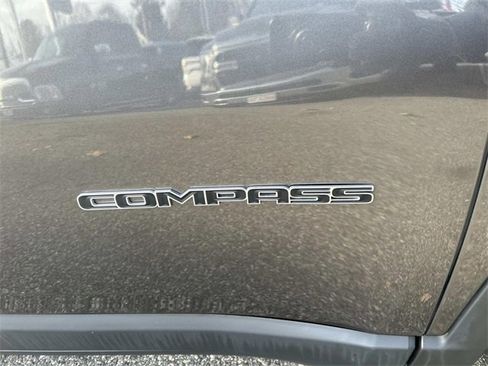 Used 2019 Jeep Compass Latitude image 18