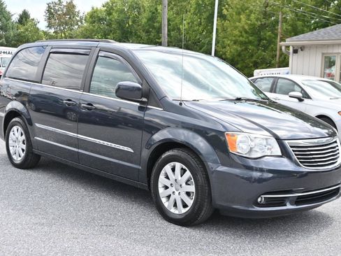 Used 2014 Chrysler Town & Country Touring FWD image 4