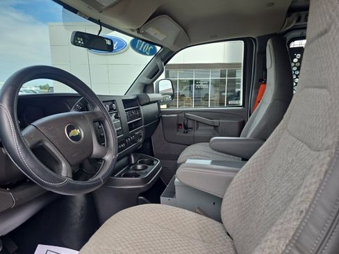 Used 2017 Chevrolet Express 2500 RWD image 20