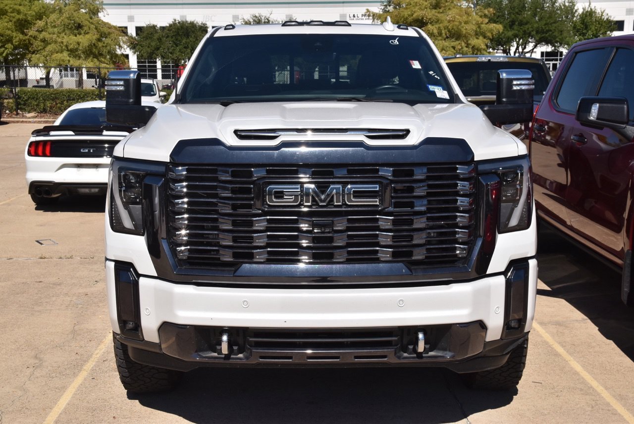 Used 2024 GMC Sierra 3500 Denali Ultimate AWD/4WD image 3