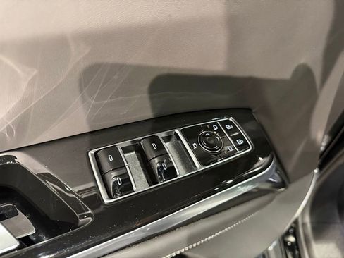 Used 2026 Cadillac Escalade ESV V AWD/4WD image 16