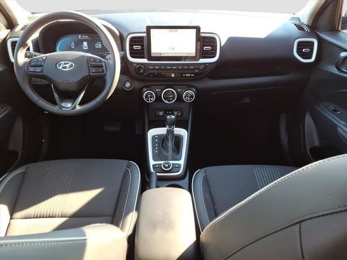 Used 2025 Hyundai Venue Limited image 7
