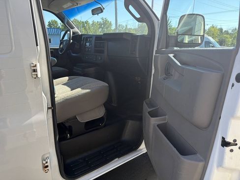 Used 2019 GMC Savana 3500 Extended w/ Chrome Appearance Package RWD image 9