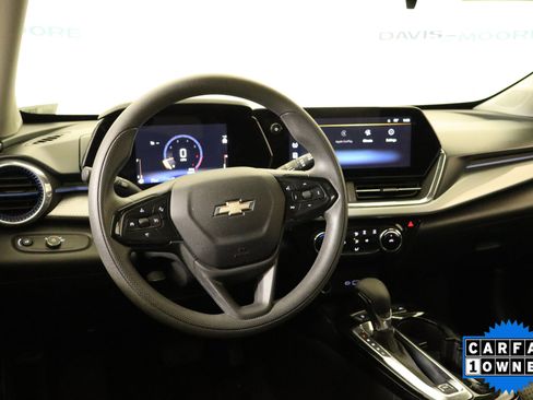 Used 2025 Chevrolet Trax LT FWD image 16