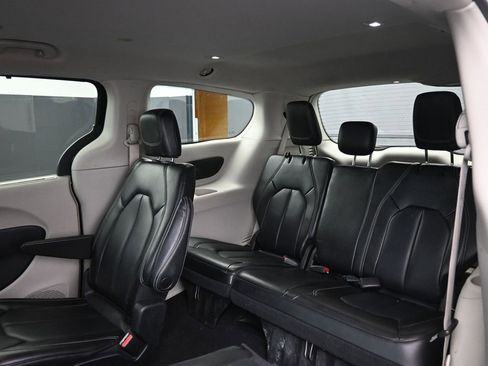 Used 2023 Chrysler Pacifica Touring-L image 22