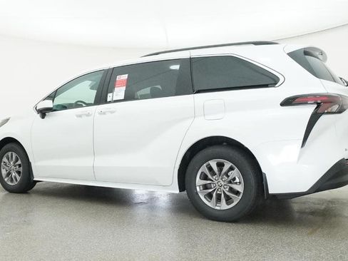 New 2026 Toyota Sienna XLE FWD image 38
