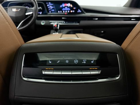 Used 2023 Cadillac Escalade ESV Premium Luxury w/ Performance Package AWD/4WD image 33