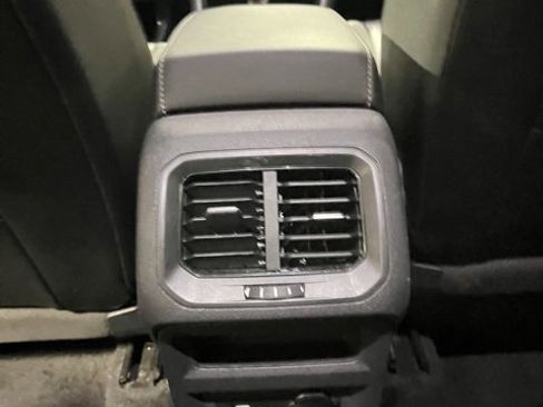 Used 2024 Volkswagen Tiguan SE image 31