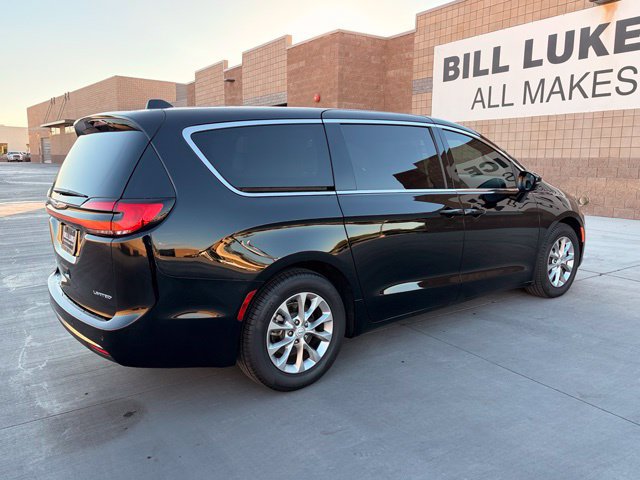 Used 2026 Chrysler Pacifica Limited FWD image 8