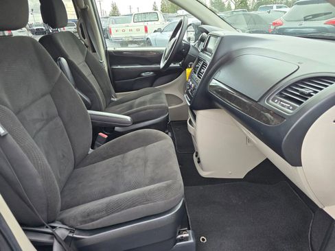 Used 2018 Dodge Grand Caravan SE image 11